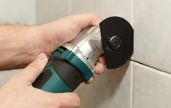 Como substituir, pintar ou adesivar azulejos? Veja passo a passo