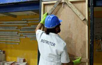 Miniguia de porta de madeira