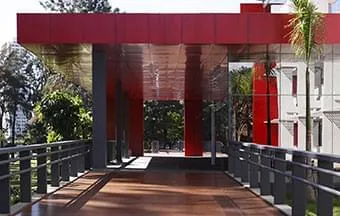 Painéis de ACM são usados no revestimento de fachadas, coberturas e marquises