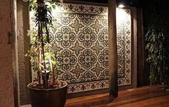 Ladrilho hidráulico oferece alta resistência a zonas de tráfego intenso