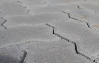 Pisos intertravados são aplicados com máquina em condomínio