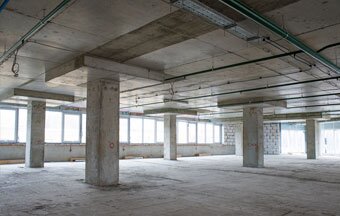 Colunas e pilares sustentam a estrutura com concreto bem planejado