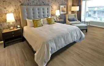 Pisos com aparência de madeira e concreto conquistam o setor de revestimentos