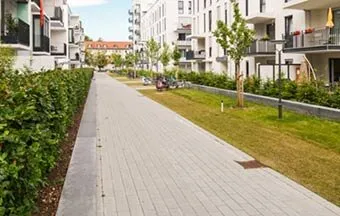 Pisos de áreas comuns e externas de condomínios devem ser antiderrapantes