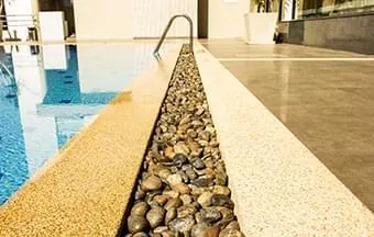 Área de piscinas deve ter piso antiderrapante e termicamente confortável