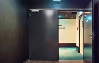 Portas multifuncionais dão proteção e estética a edifício