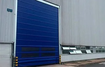 Portas rápidas automáticas garantem vedação e segurança à fábrica