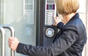 Portarias virtuais ganham espaço em condomínios residenciais