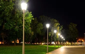 Postes de poliéster reforçados com fibra de vidro garantem segurança 