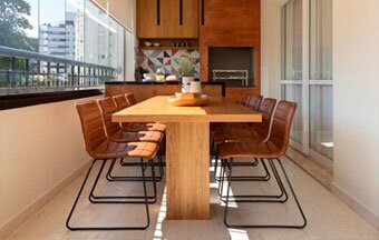 Reforma deixa varanda gourmet mais atual, aconchegante e funcional