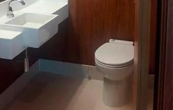 Banheiros instalados em prédio comercial sem intervenção na laje