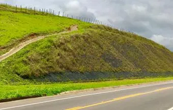 Saiba como funciona a estabilização de taludes com solo grampeado verde
