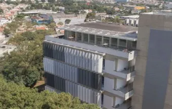 Brises garantem proteção e luz natural a interior de prédio 