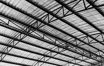 Telha sanduíche oferece proteção e conforto às edificações