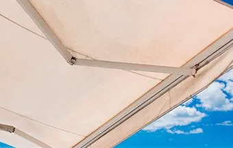 Toldos de policarbonato ou de tecido acrílico? Conheça diferenças e vantagens