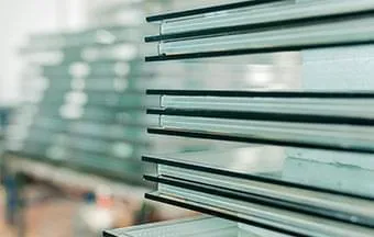 Vidros temperados são até cinco vezes mais resistentes do que os comuns